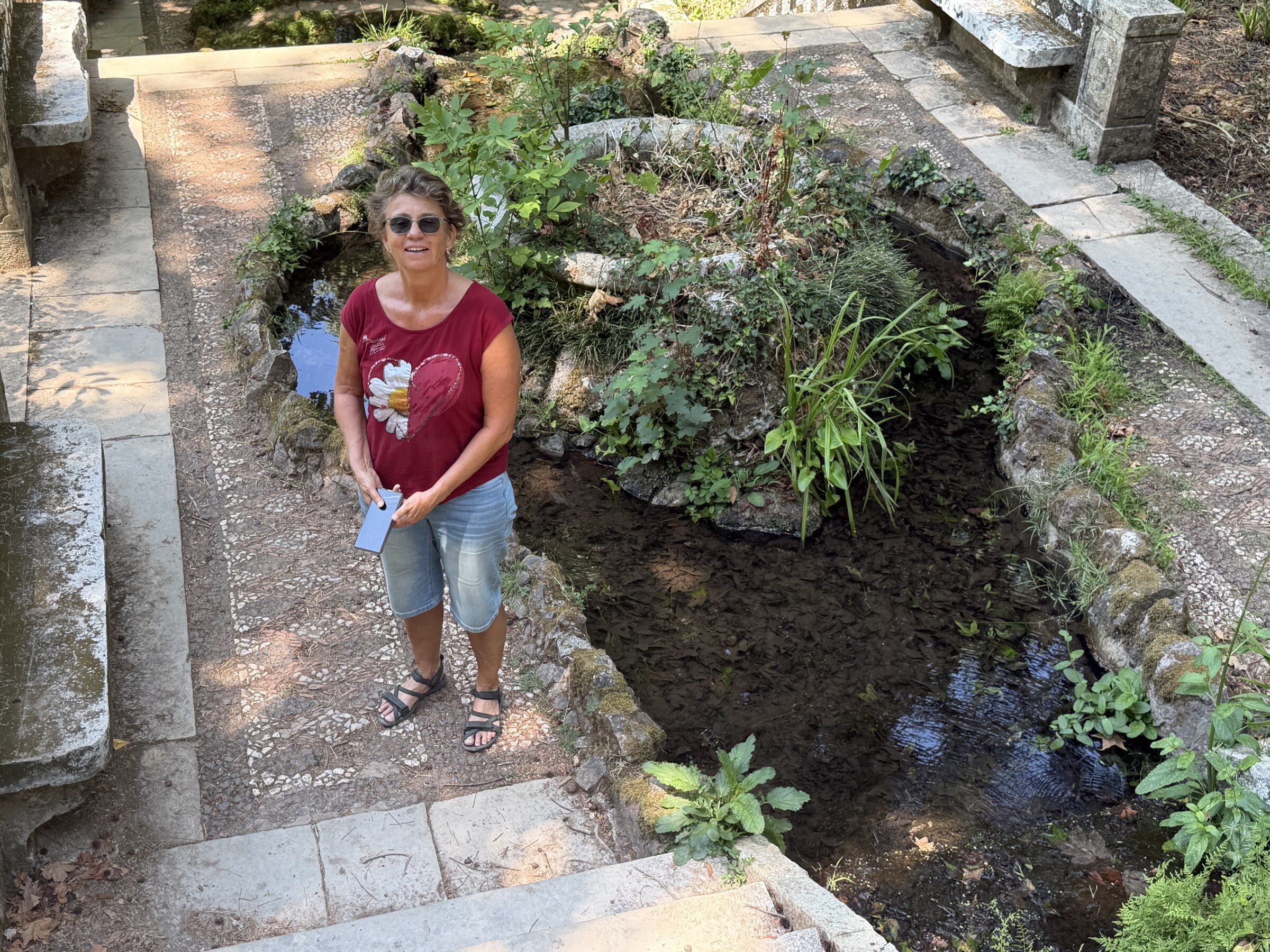 Kerstin in einer moosigen Gartenecke